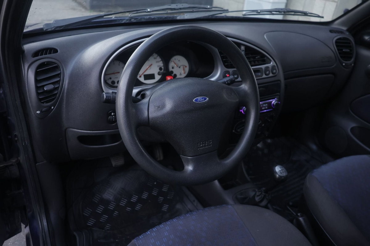 Ford Fiesta 1.2 16V 3p. Ambiente (14)