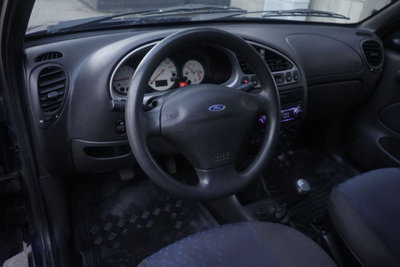 Ford Fiesta 1.2 16V 3p. Ambiente (14)