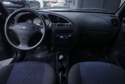 Ford Fiesta 1.2 16V 3p. Ambiente (2)