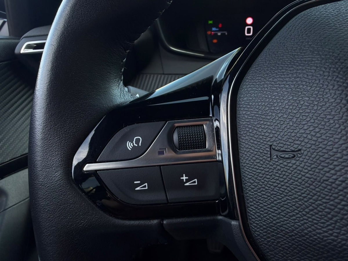 Peugeot 2008 1.2 puretech Allure s&s 100cv (9)