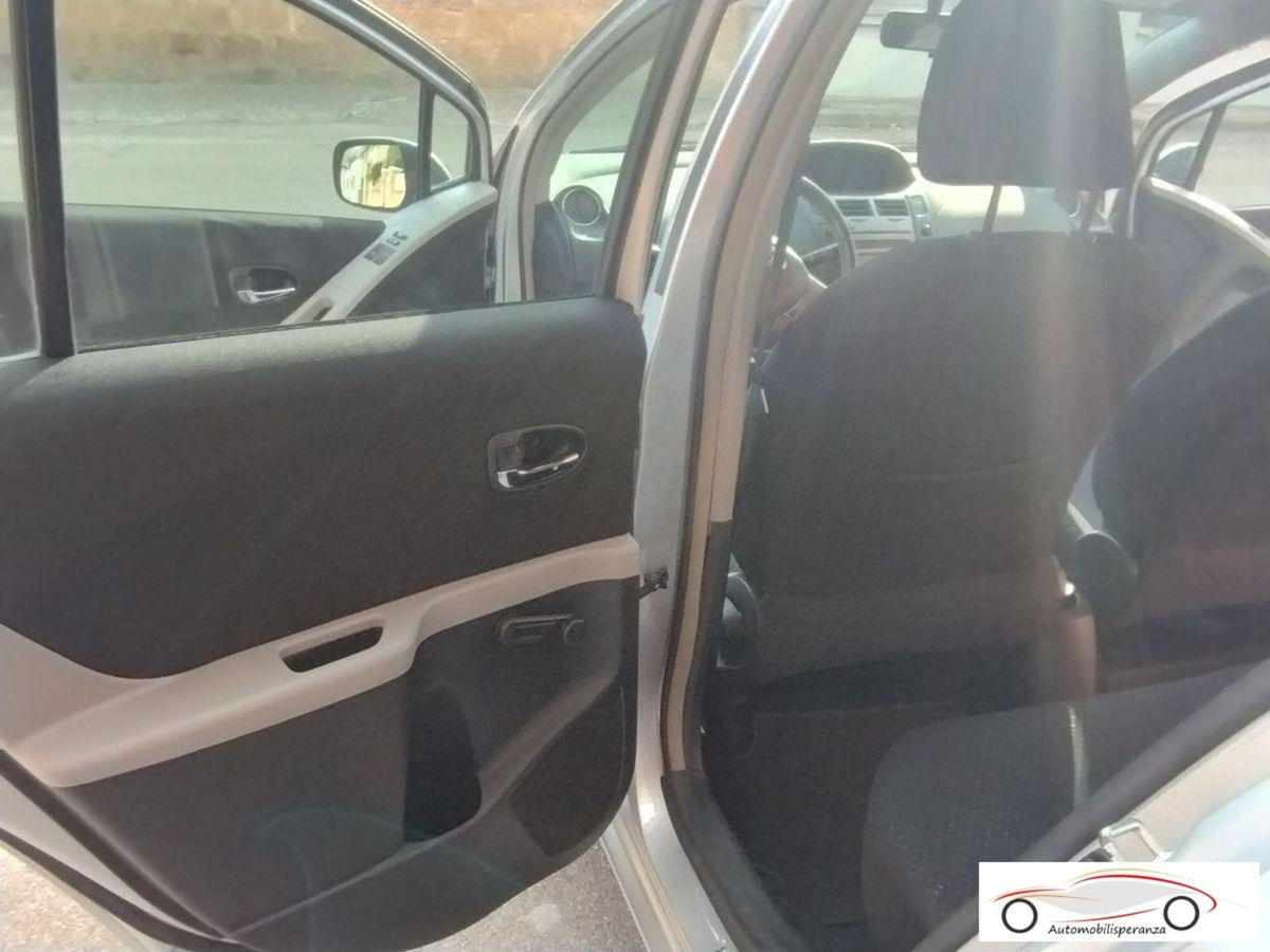 Toyota Yaris 1.3 3 porte M-MT Sol (9)