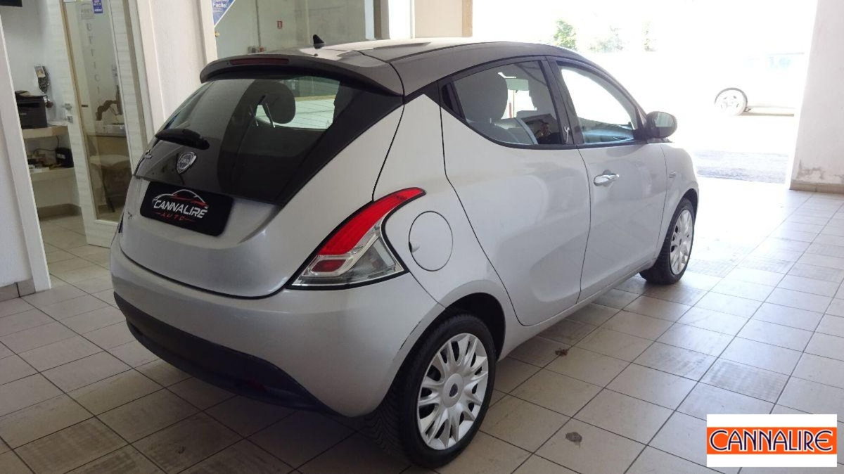 Lancia Ypsilon 0.9 TwinAir 85 CV 5 porte S&S Silver (5)