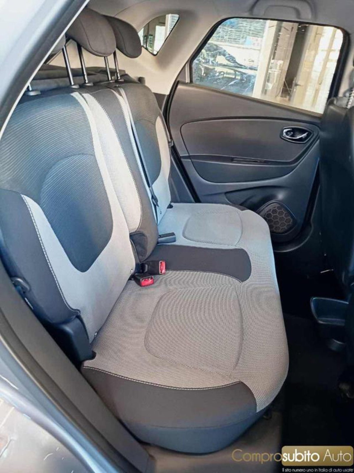Renault Captur 1.5 dCi 8V 110 CV Start&Stop Iconic (9)