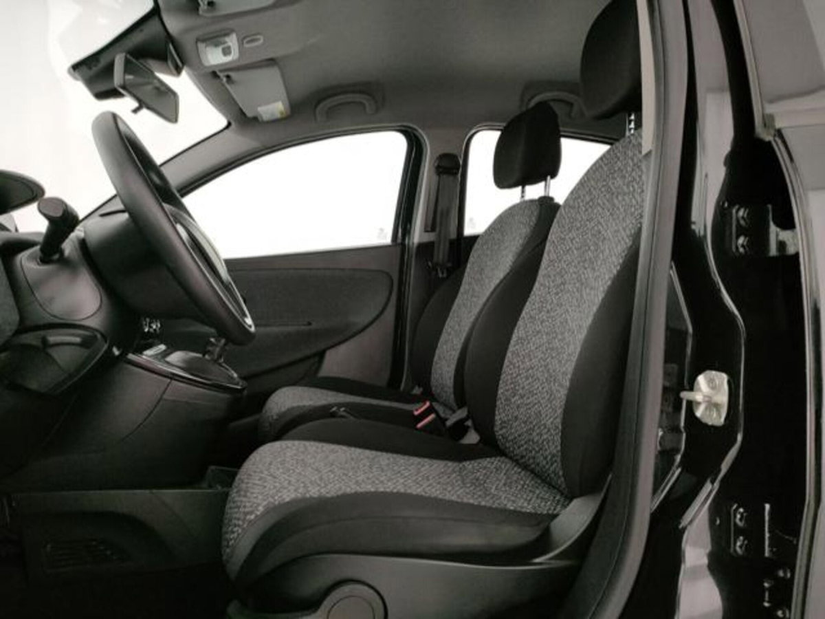 Lancia Ypsilon 1.0 FireFly 5 porte S&S Hybrid Silver Plus (5)