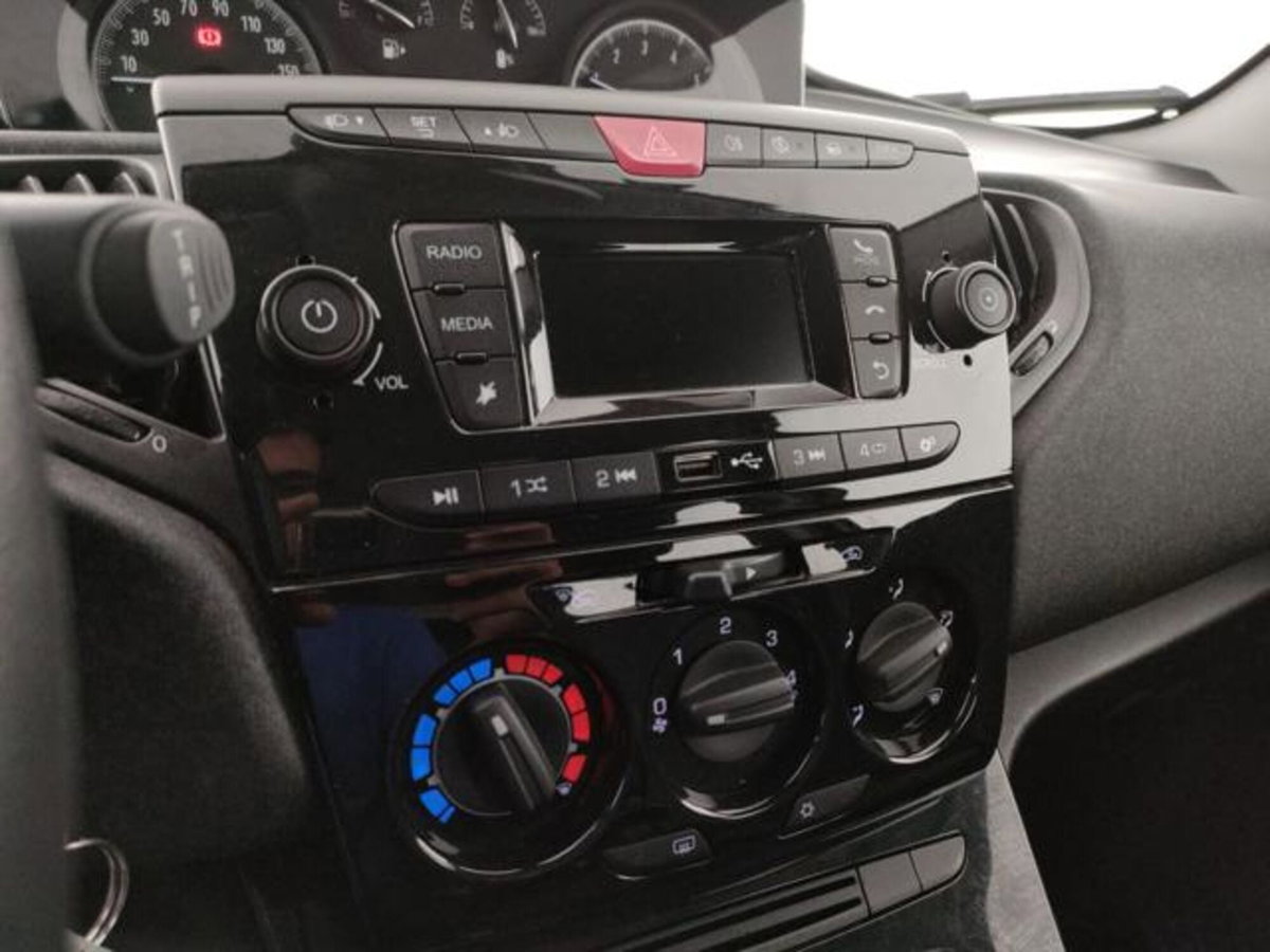 Lancia Ypsilon 1.0 FireFly 5 porte S&S Hybrid Silver Plus (9)