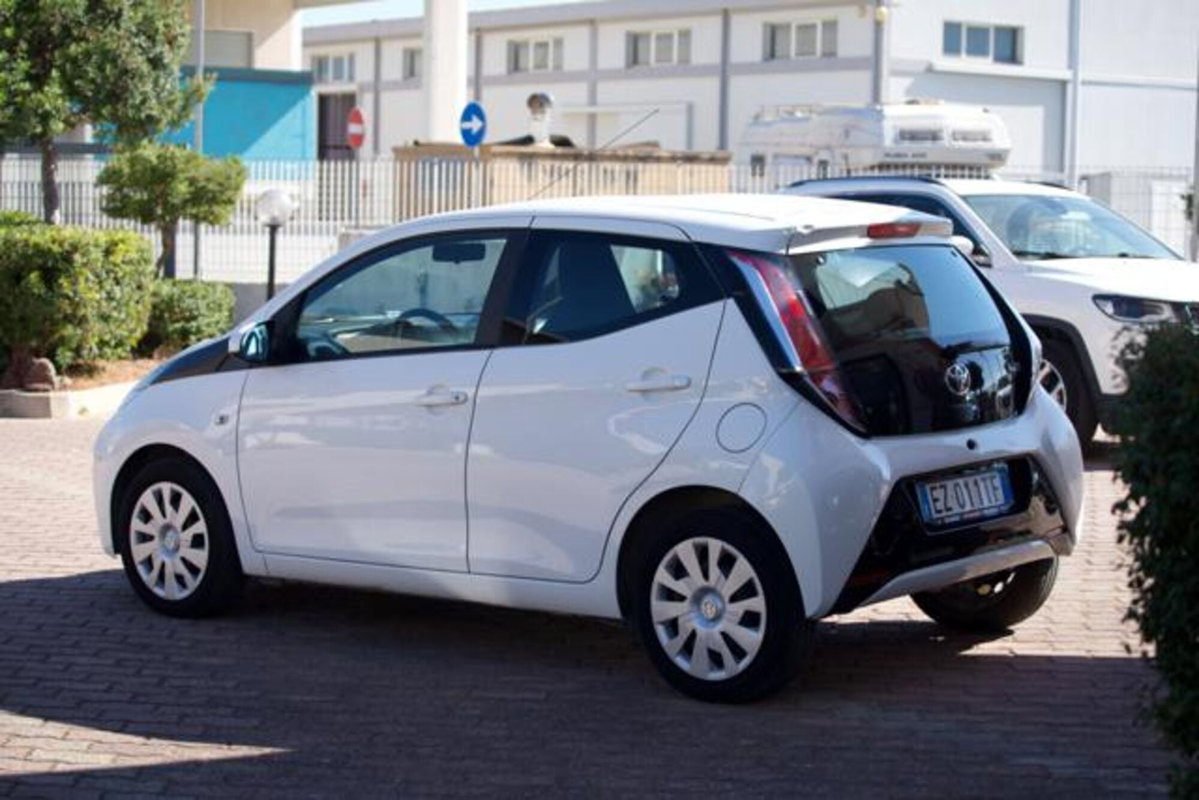 Toyota Aygo 1.0 VVT-i 69 CV 5 porte x-play (3)