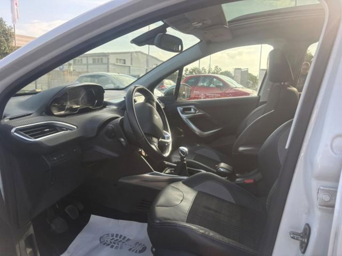 Peugeot 2008 e-HDi 115 CV Stop&Start Féline (4)