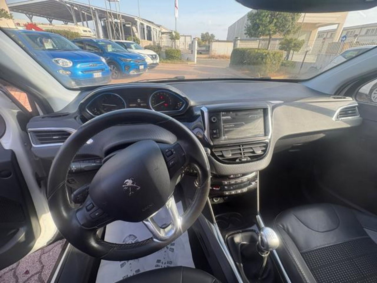 Peugeot 2008 e-HDi 115 CV Stop&Start Féline (5)