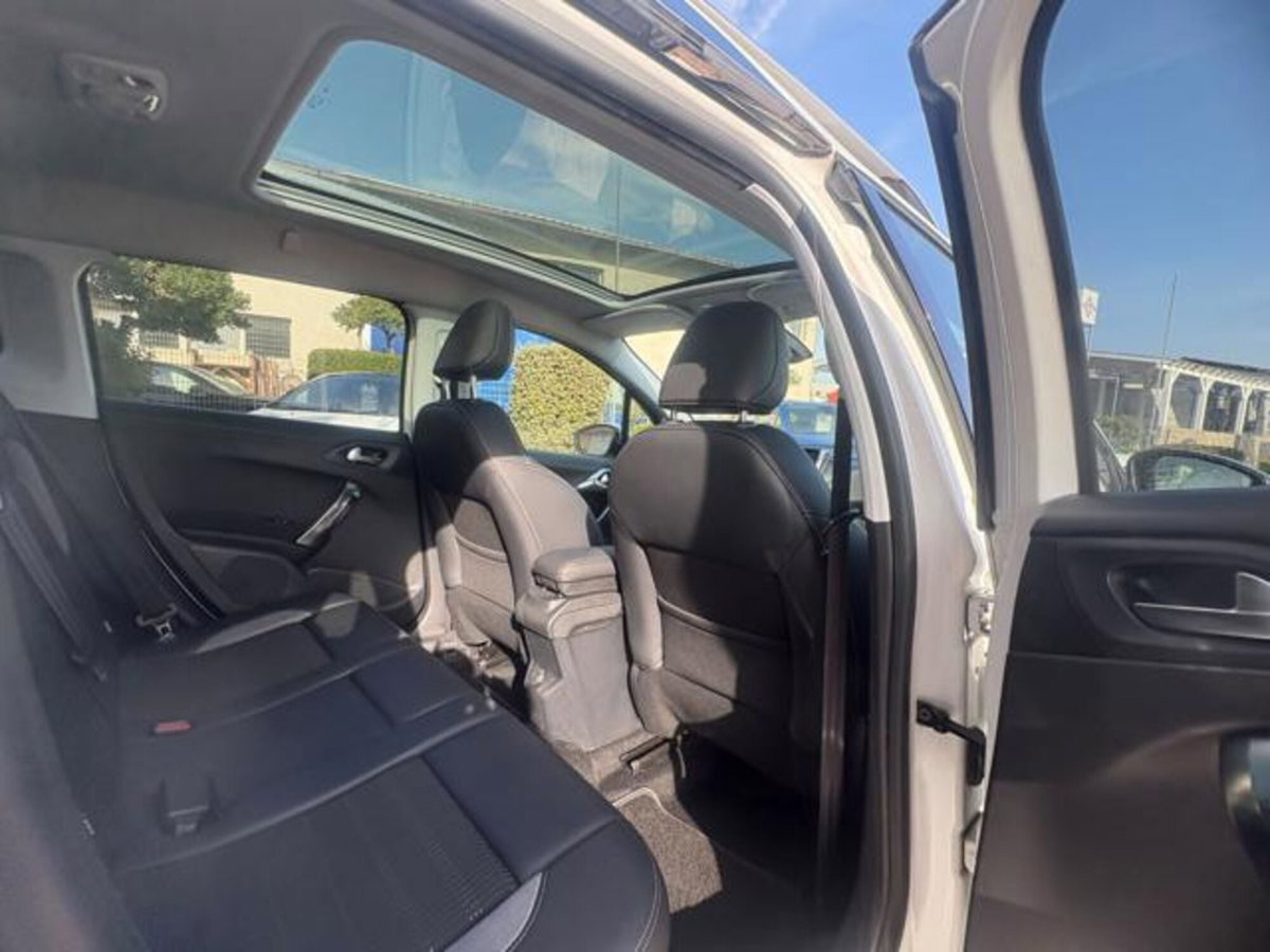 Peugeot 2008 e-HDi 115 CV Stop&Start Féline (7)