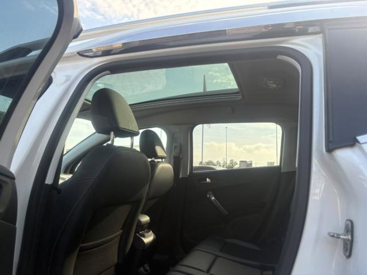 Peugeot 2008 e-HDi 115 CV Stop&Start Féline (9)