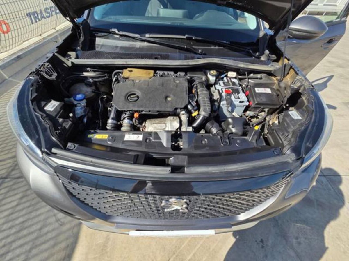 Peugeot 2008 BlueHDi 130 S&S EAT8 Allure Pack (18)
