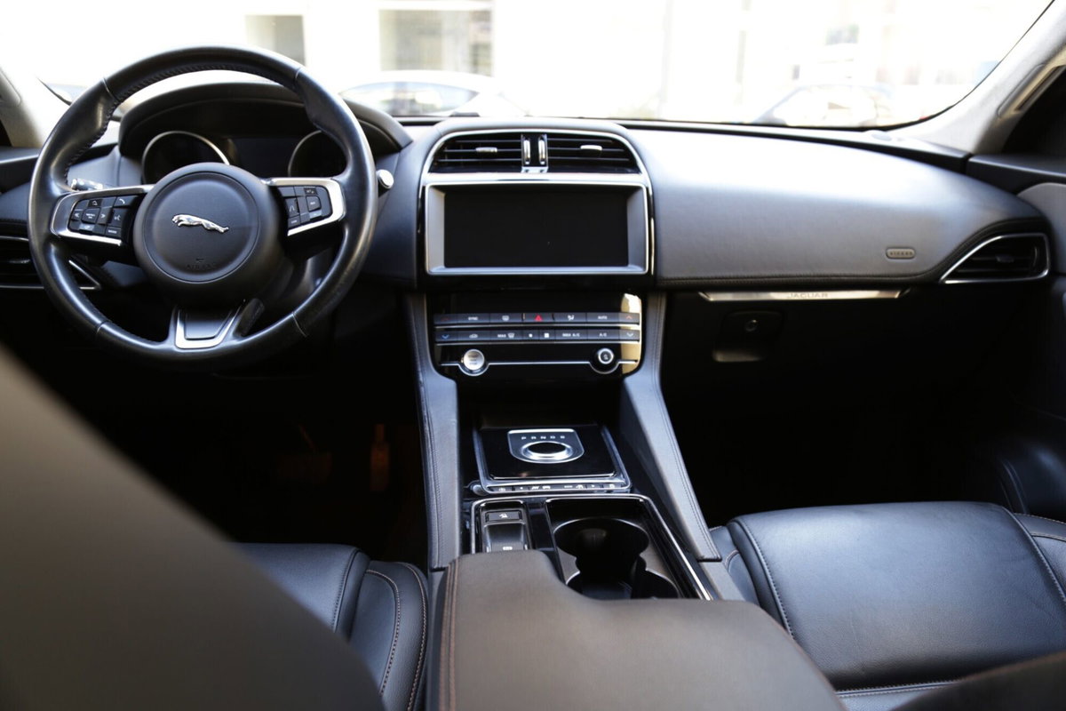 Jaguar F-Pace 2.0 D 180 CV AWD aut. Chequered Flag (12)