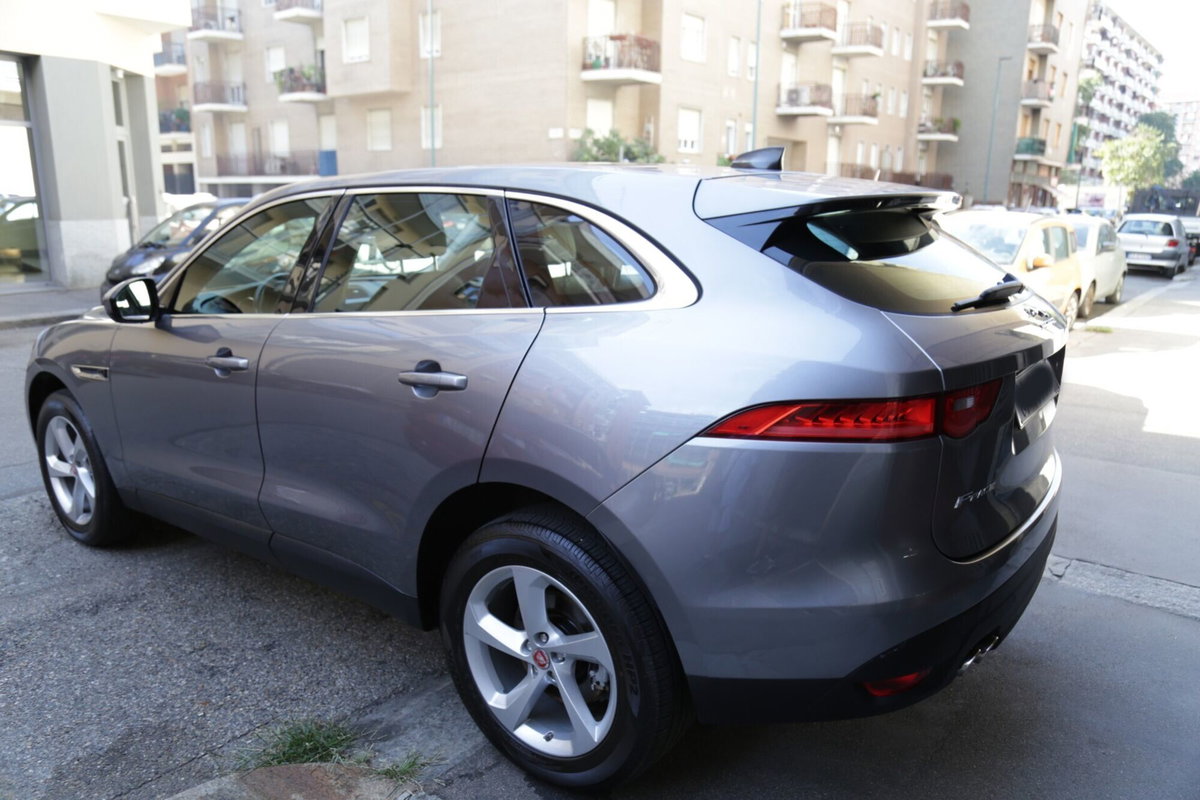 Jaguar F-Pace 2.0 D 180 CV AWD aut. Chequered Flag (16)