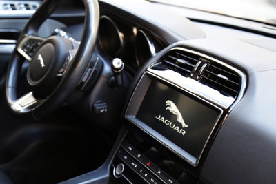 Jaguar F-Pace 2.0 D 180 CV AWD aut. Chequered Flag (17)