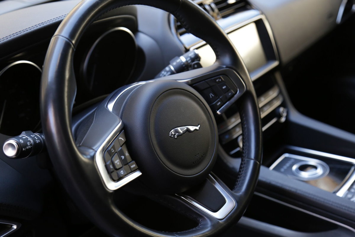 Jaguar F-Pace 2.0 D 180 CV AWD aut. Chequered Flag (2)