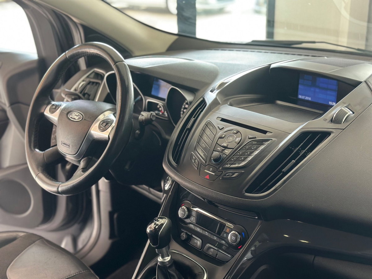 Ford Kuga 2.0 TDCI 150 CV S&S 4WD Titanium X (10)