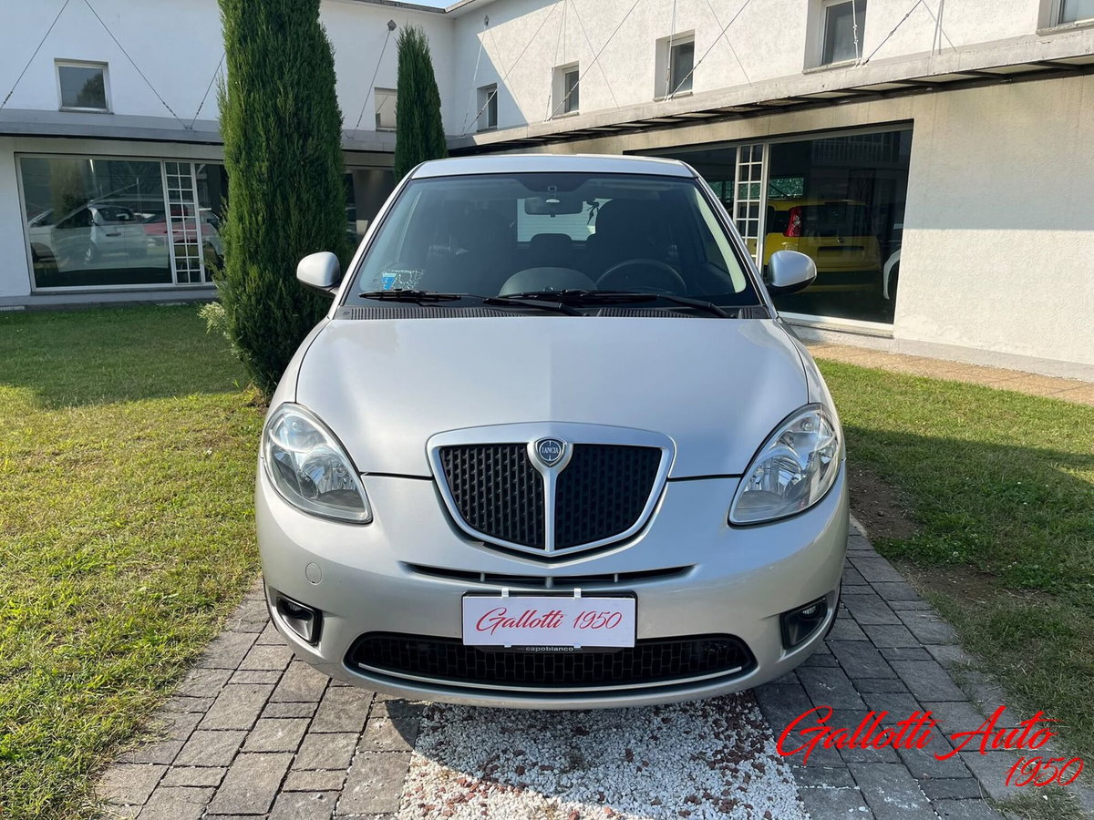 Lancia Ypsilon 1.2 New Oro (2)