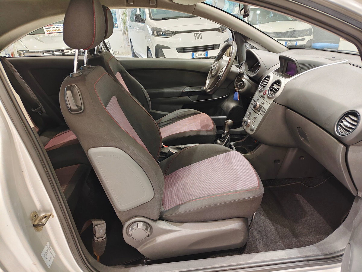 Opel Corsa 1.4 16V 3 porte aut. Sport (11)
