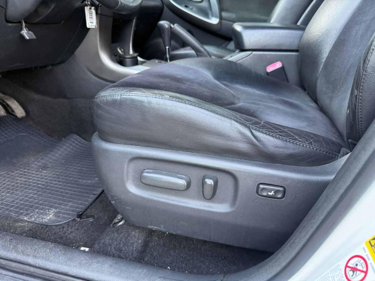 Toyota Rav4 D-4D 150 CV (8)