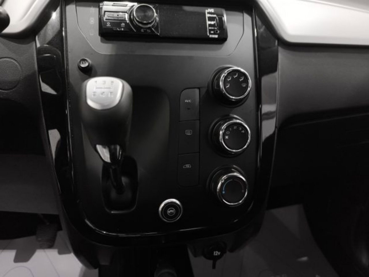 Mahindra KUV100 1.2 K8 m-bifuel (14)