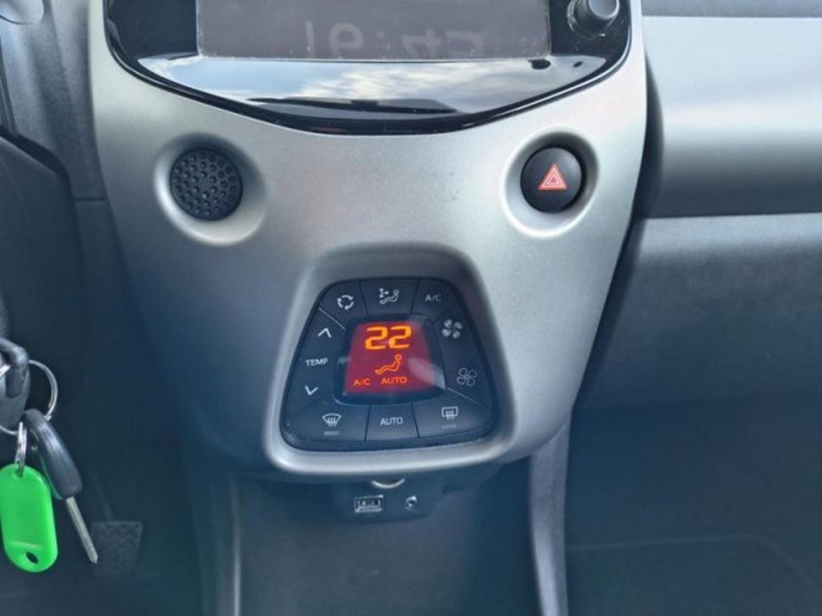 Toyota Aygo 1.0 VVT-i 69 CV 5 porte x-play TSS (15)