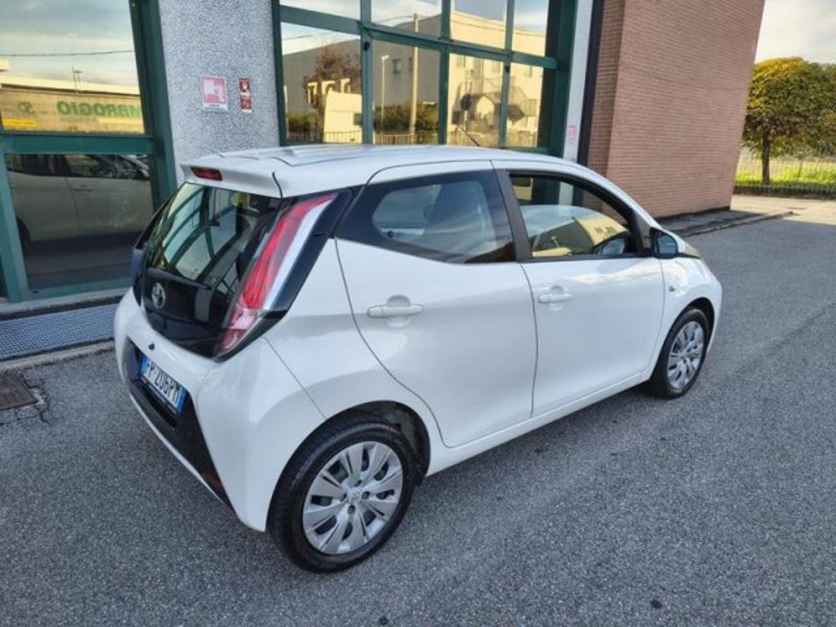 Toyota Aygo 1.0 VVT-i 69 CV 5 porte x-play TSS (3)