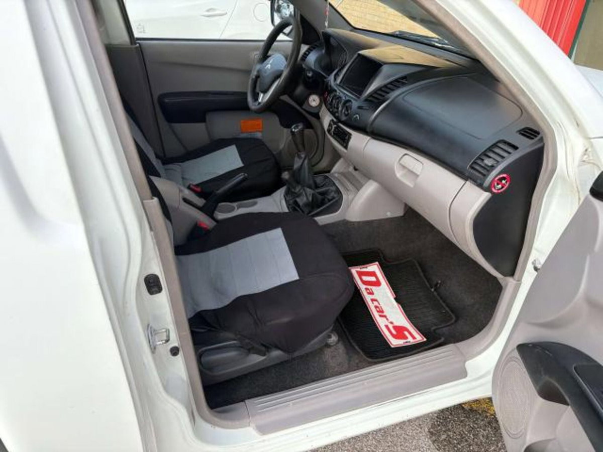 Mitsubishi L200 2.5 DI-D Club Cab Invite (9)