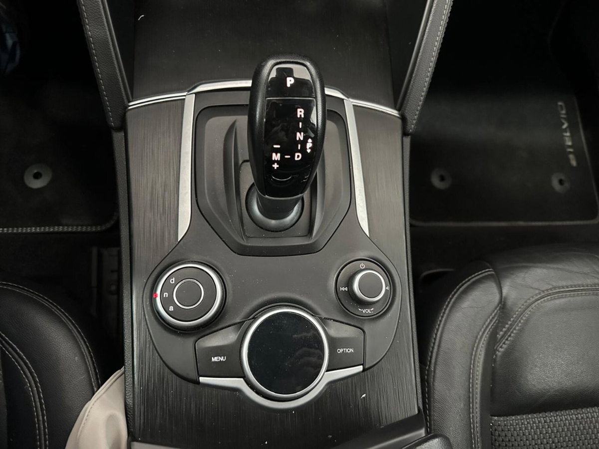 Alfa Romeo Stelvio Stelvio 2.2 Turbodiesel 180 CV AT8 RWD Super (13)