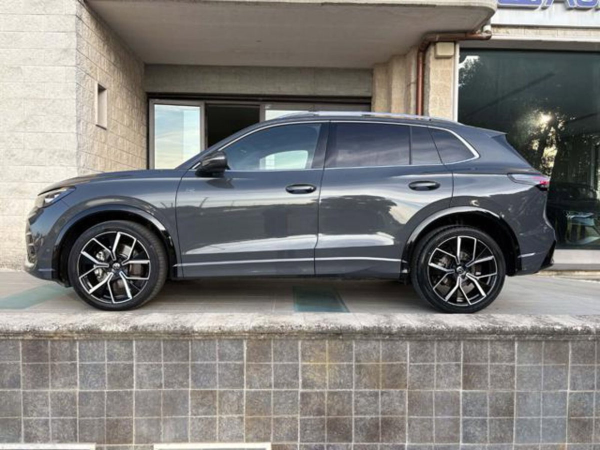 Volkswagen Tiguan 2.0 tdi R-Line 150cv dsg (8)