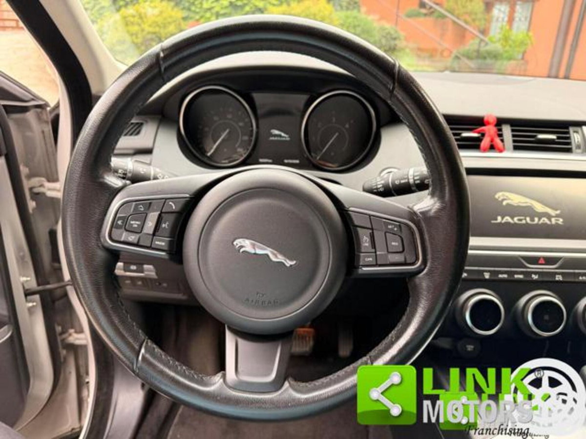 Jaguar E-Pace 2.0D 150 CV R-Dynamic (11)