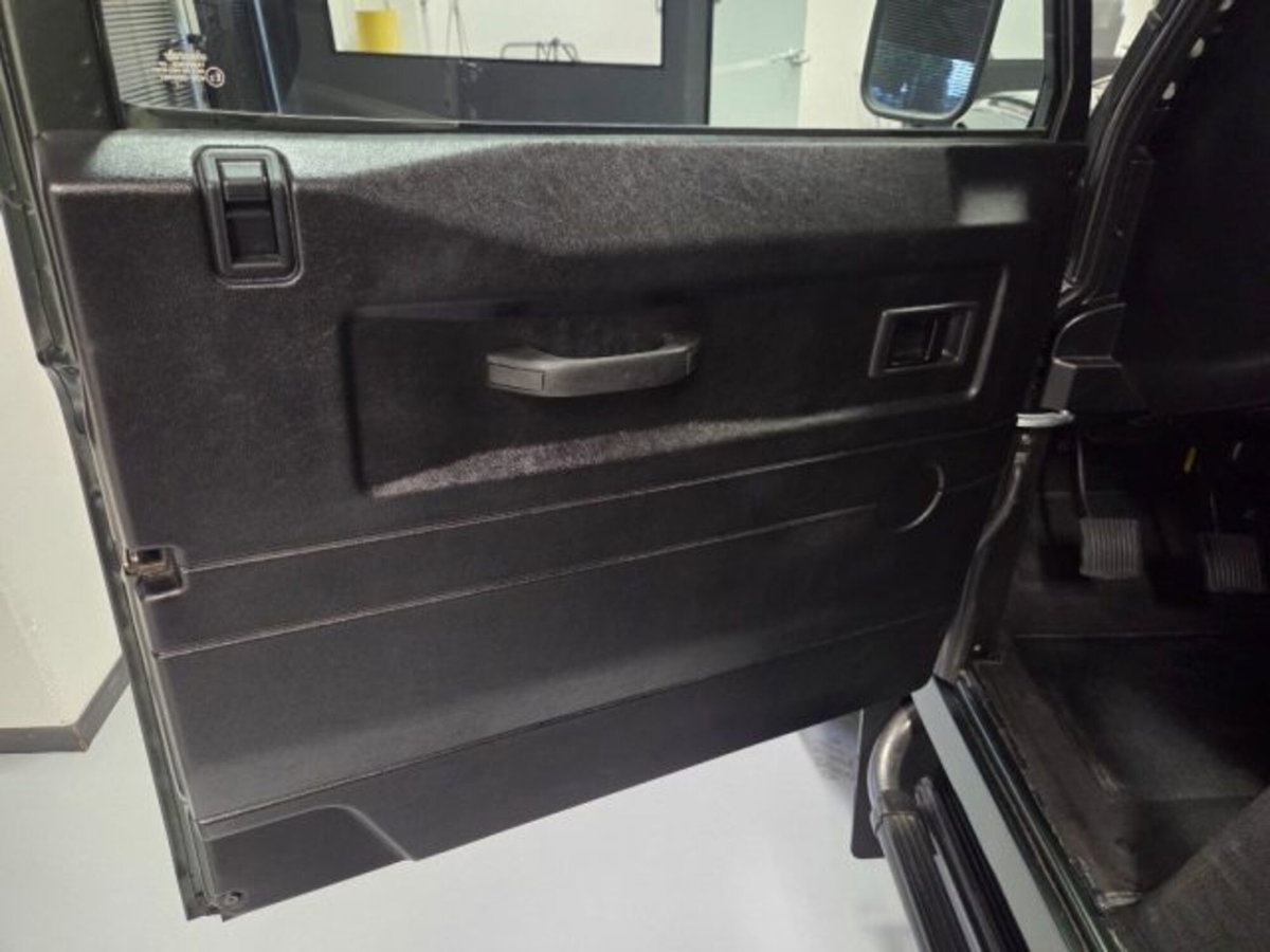 Land Rover Defender 110 2.4 TD4 Station Wagon E (18)