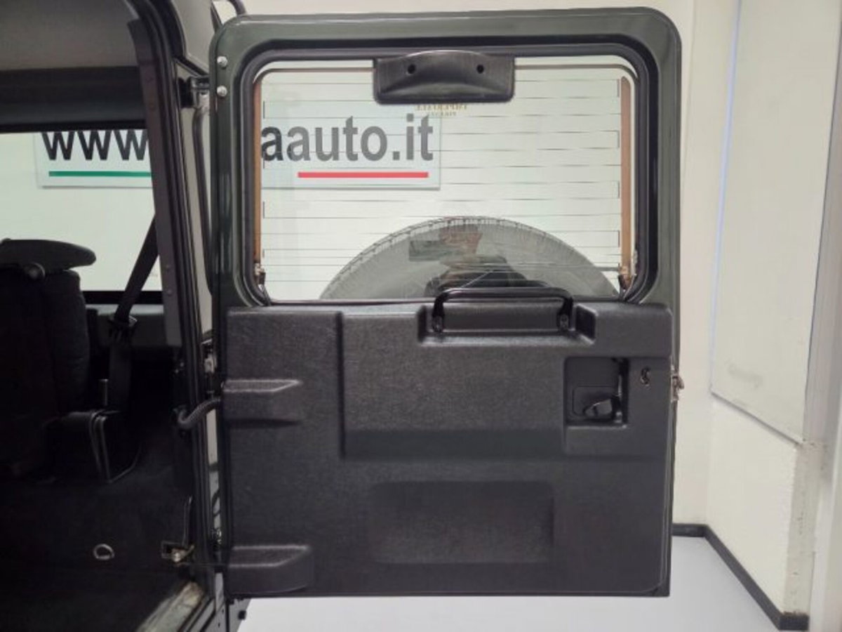 Land Rover Defender 110 2.4 TD4 Station Wagon E (20)