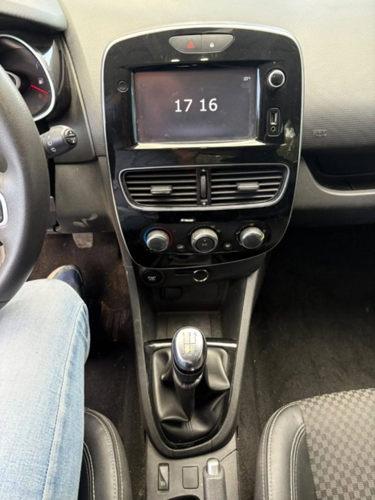 Renault Clio dCi 8V 90 CV 5 porte Moschino Intens (12)