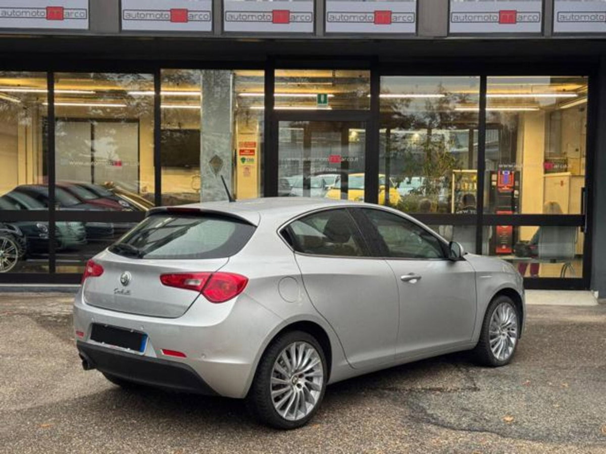 Alfa Romeo Giulietta 1.6 JTDm-2 Distinctive (4)