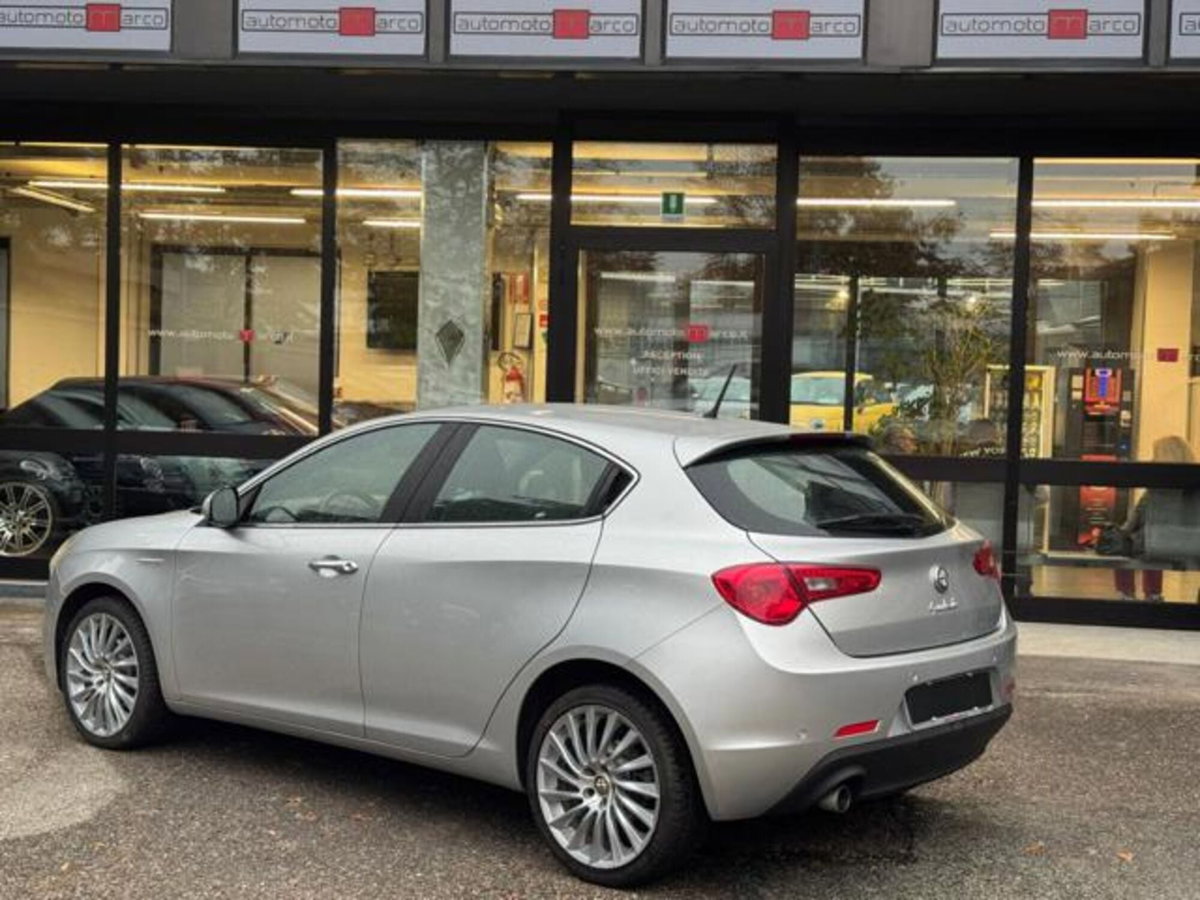 Alfa Romeo Giulietta 1.6 JTDm-2 Distinctive (6)