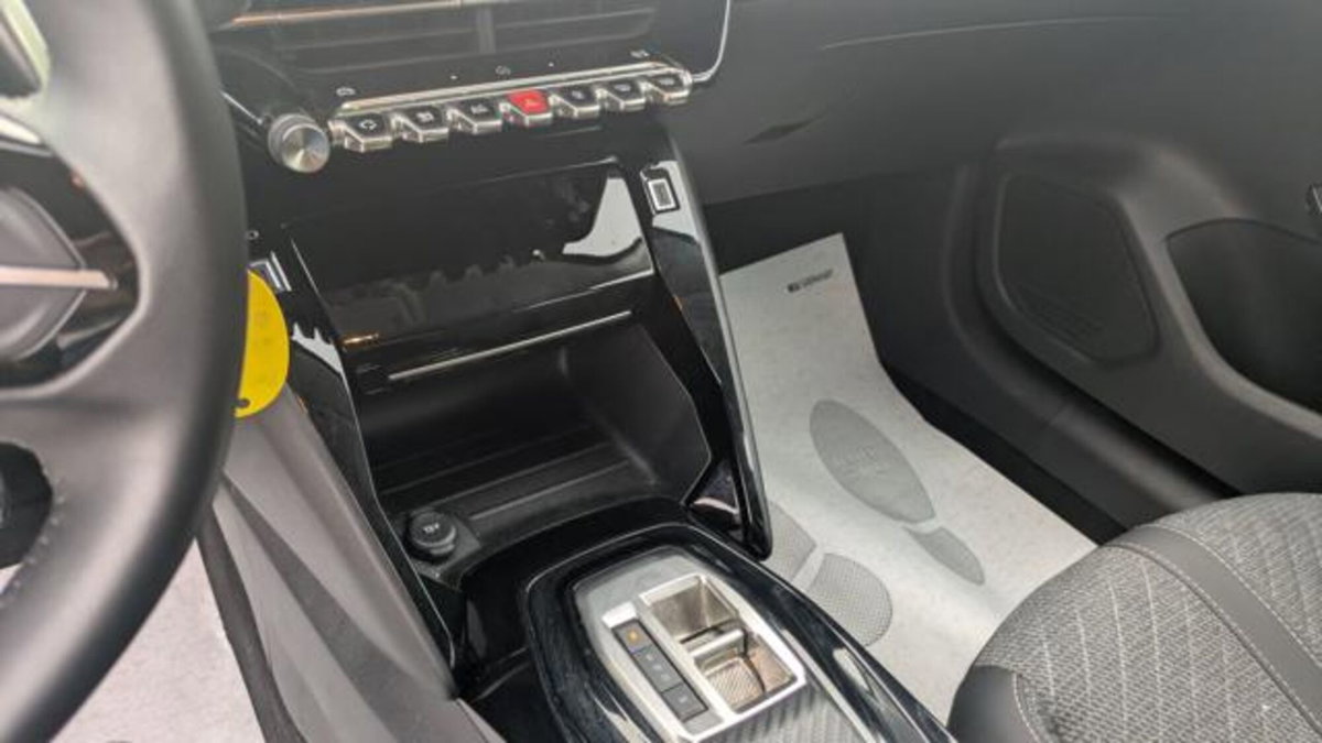 Peugeot 208 50 kWh Allure (8)