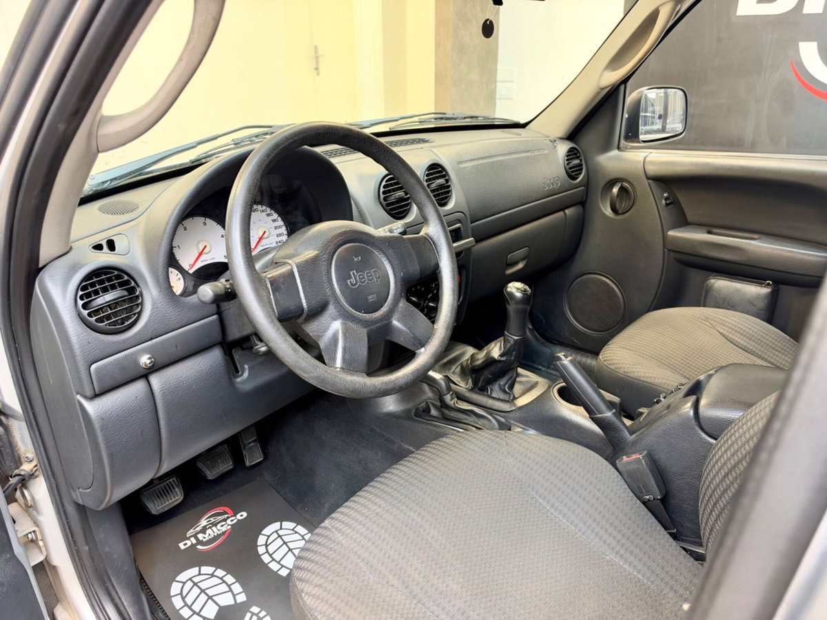 Jeep Cherokee 2.5 CRD Sport (9)