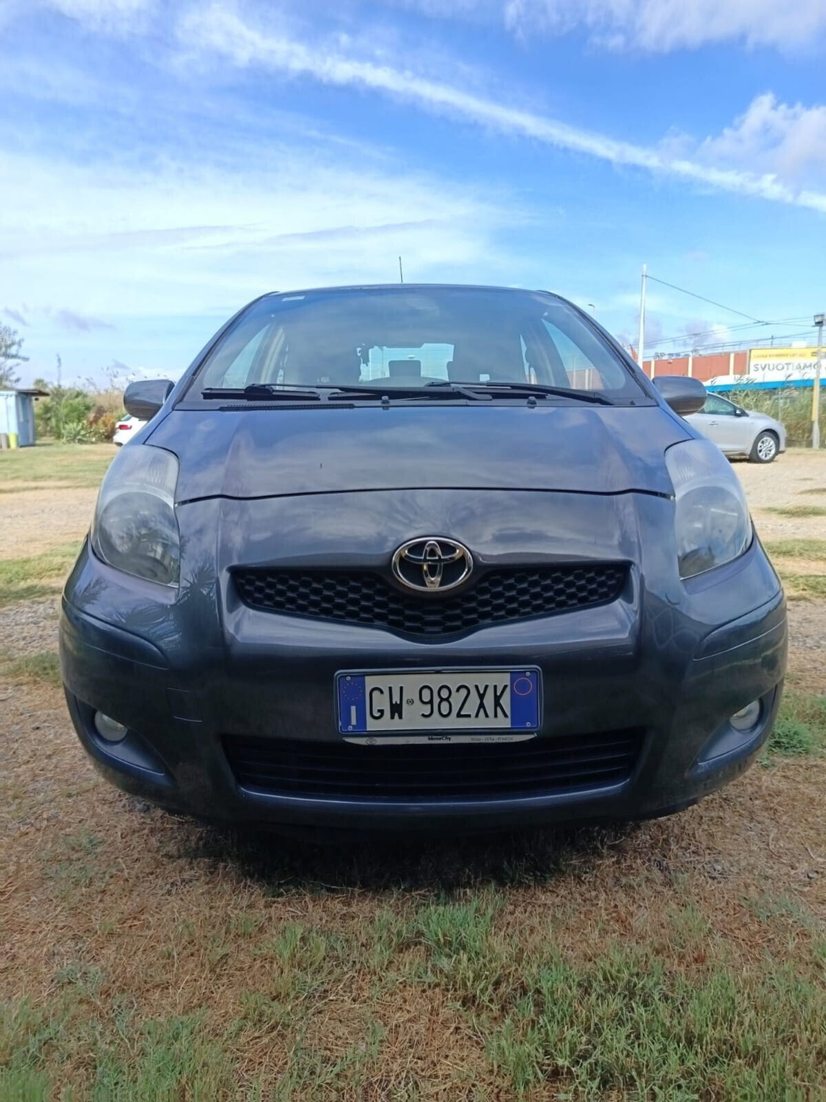 Toyota Yaris 1.0 3 porte Sol (2)