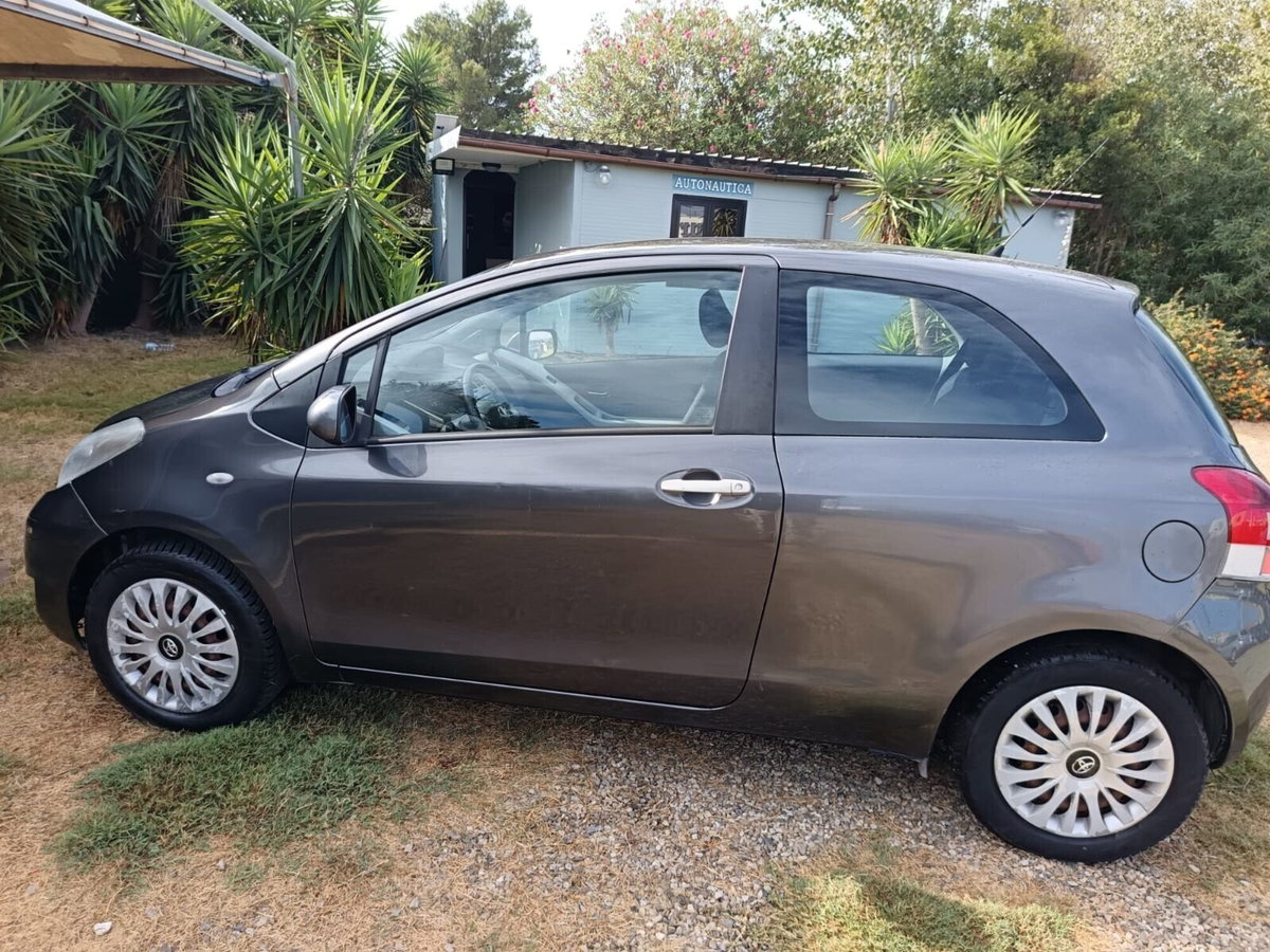 Toyota Yaris 1.0 3 porte Sol (4)