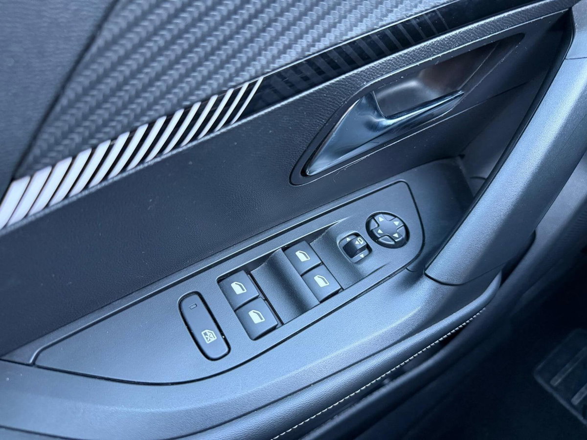 Peugeot 2008 1.2 hybrid Allure 145cv e-dcs6 (12)