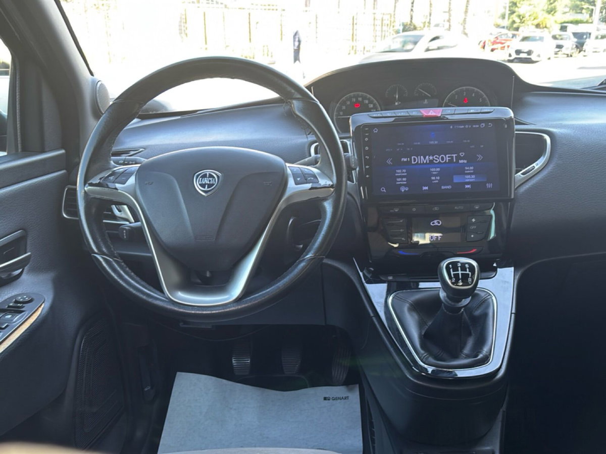 Lancia Ypsilon 1.2 69 CV 5 porte Platinum (8)