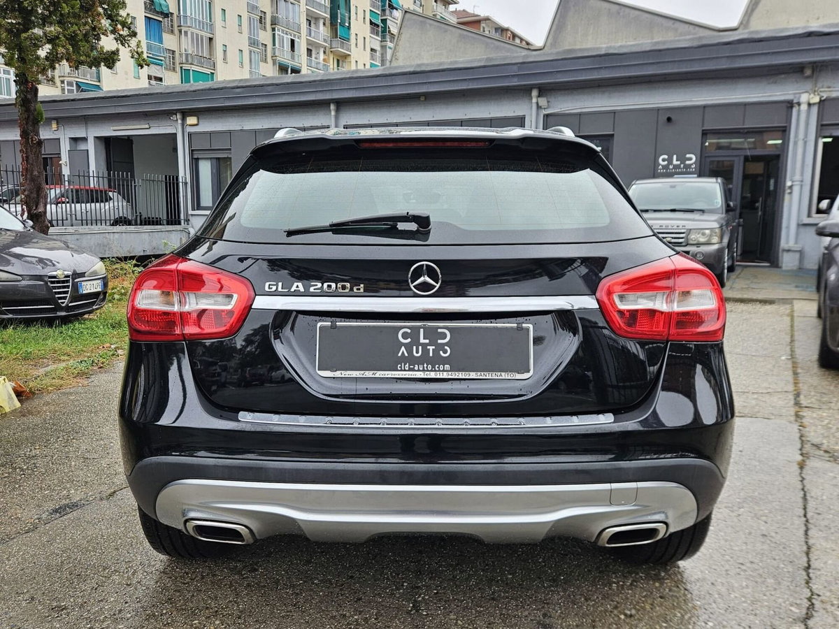 Mercedes-Benz GLA SUV 200 d Premium (5)