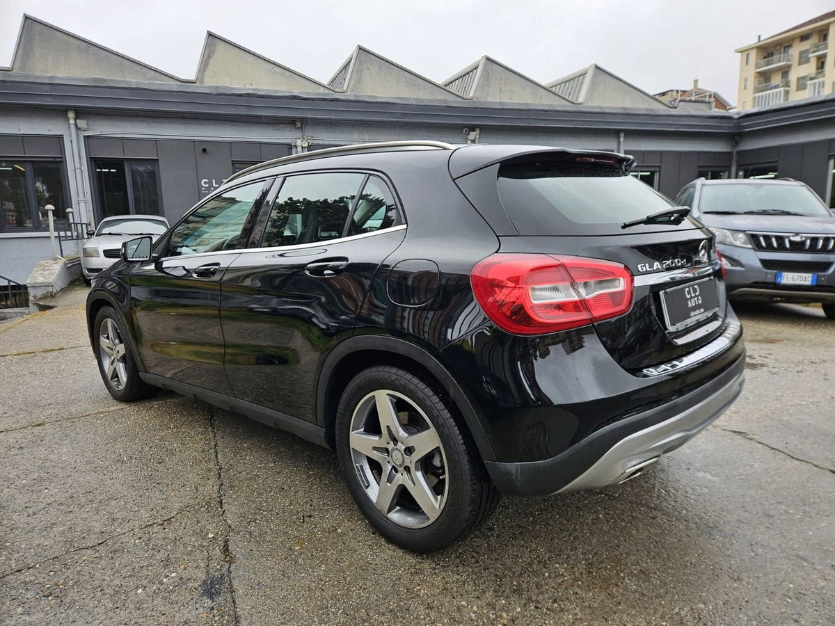 Mercedes-Benz GLA SUV 200 d Premium (6)