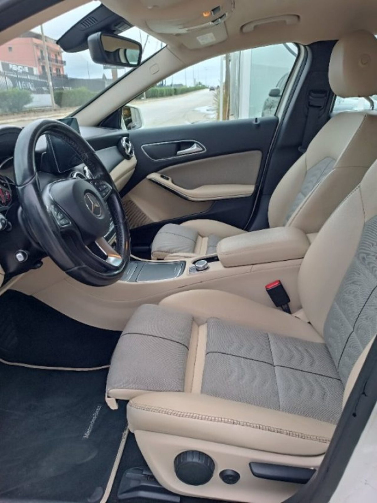 Mercedes-Benz GLA SUV 180 d Premium (11)
