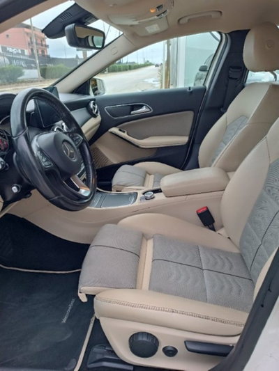 Mercedes-Benz GLA SUV 180 d Premium (11)