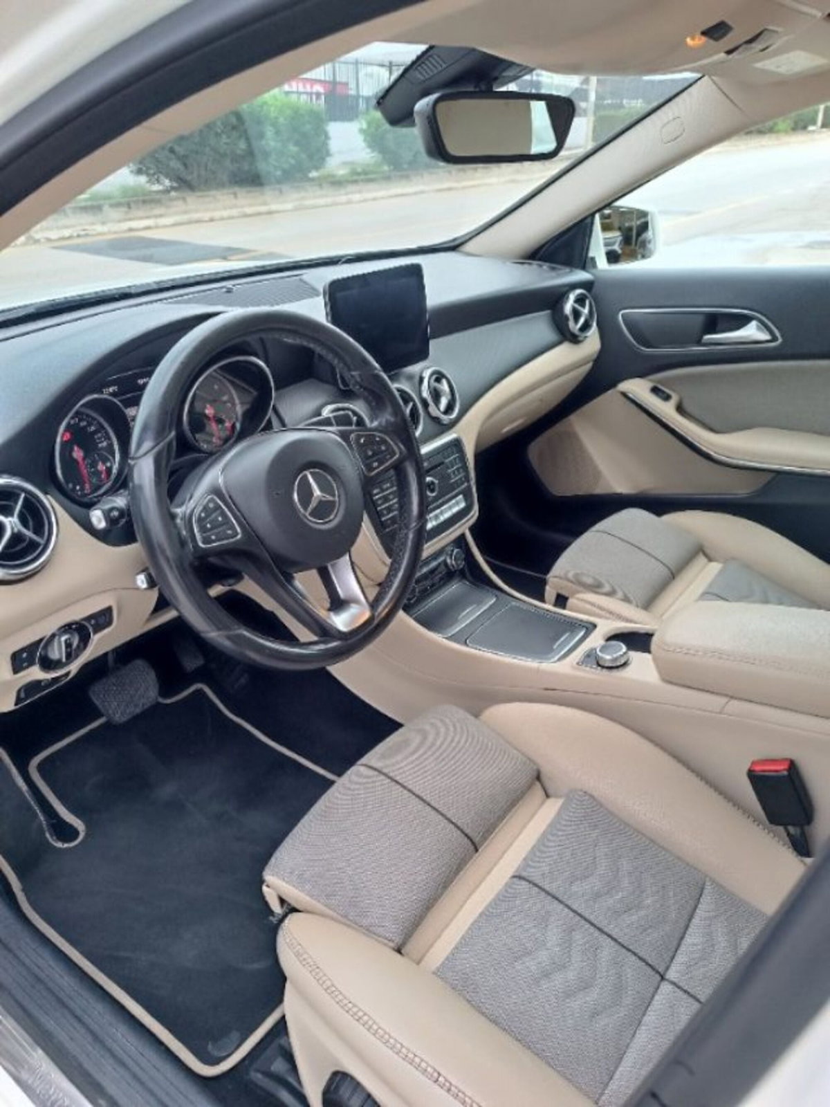 Mercedes-Benz GLA SUV 180 d Premium (12)