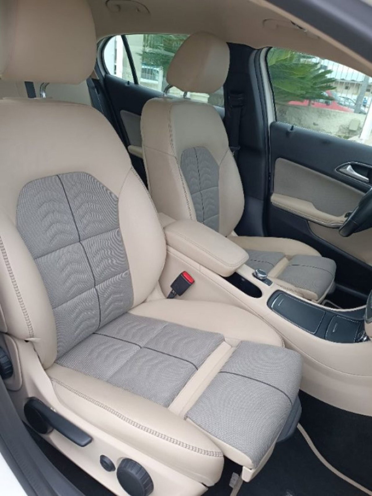 Mercedes-Benz GLA SUV 180 d Premium (13)
