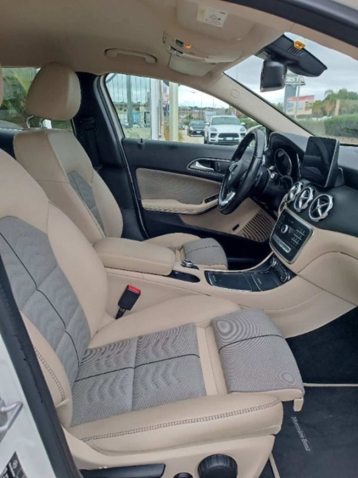 Mercedes-Benz GLA SUV 180 d Premium (14)