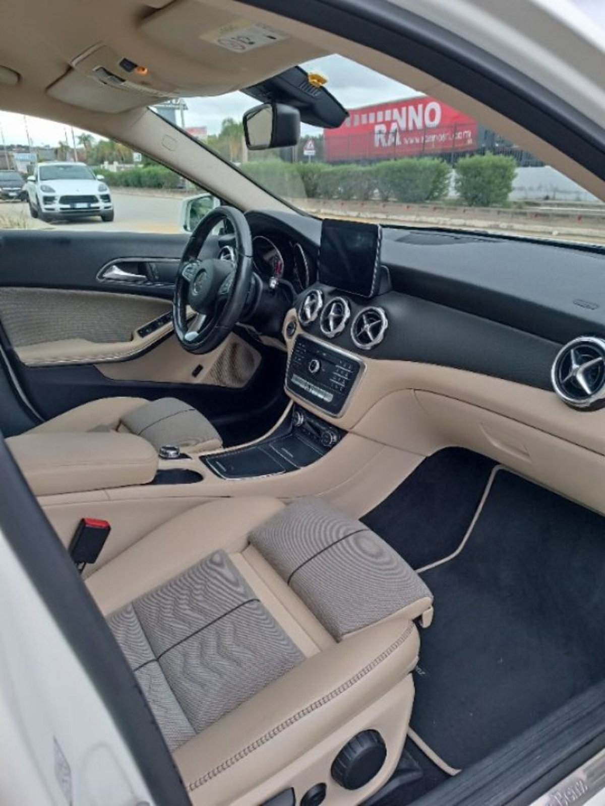 Mercedes-Benz GLA SUV 180 d Premium (15)