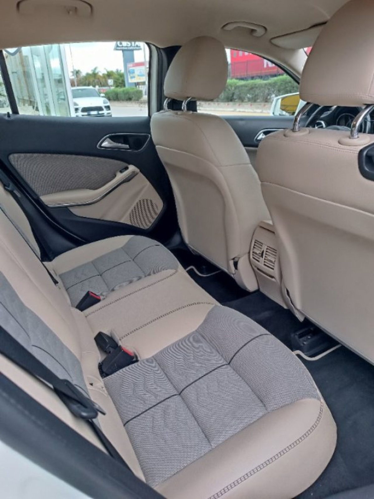 Mercedes-Benz GLA SUV 180 d Premium (18)